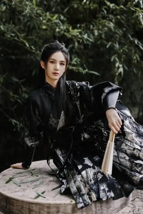 刘诗琪古风侠客写真上线一袭黑衣侠气十足