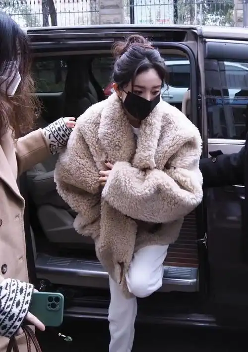 杨幂新造型太可爱啦!穿羊毛外套录制节目,上班造型又成新爆款