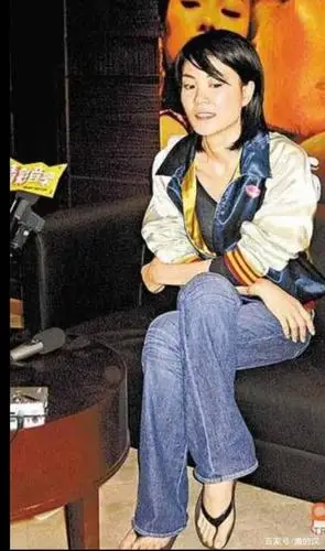 光脚的王菲俏皮可爱