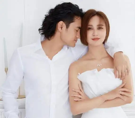 张歆艺袁弘合体拍婚纱大片,袁弘弯腰亲吻老婆玉手把她当女王宠