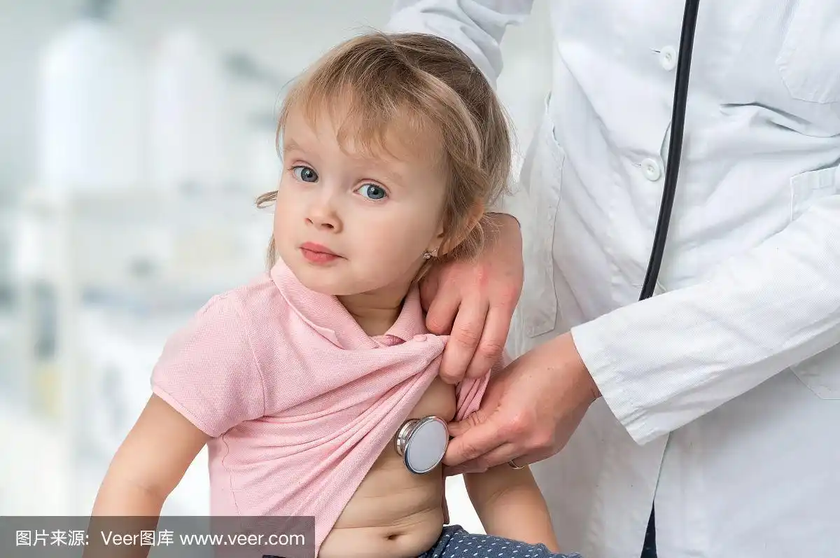 儿科医生用听诊器检查一个小女孩
