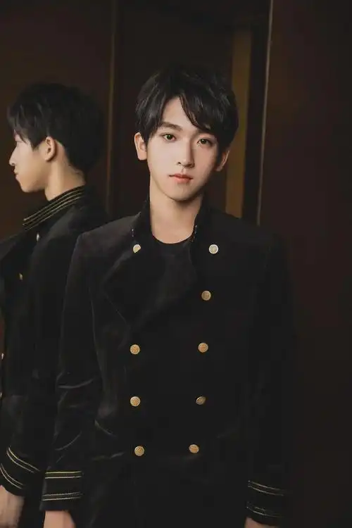 还以为乐华应该会捧张俊一呢,就是演了《八佰》的小湖北,yhb.