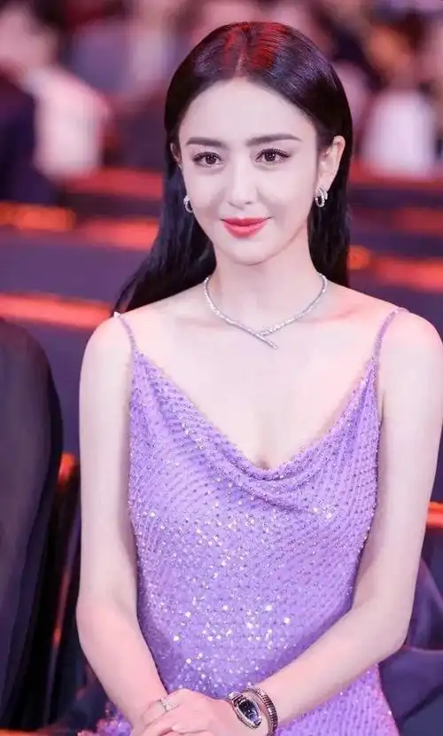 说起娱乐圈的新疆美女,大家都会想到佟丽娅.