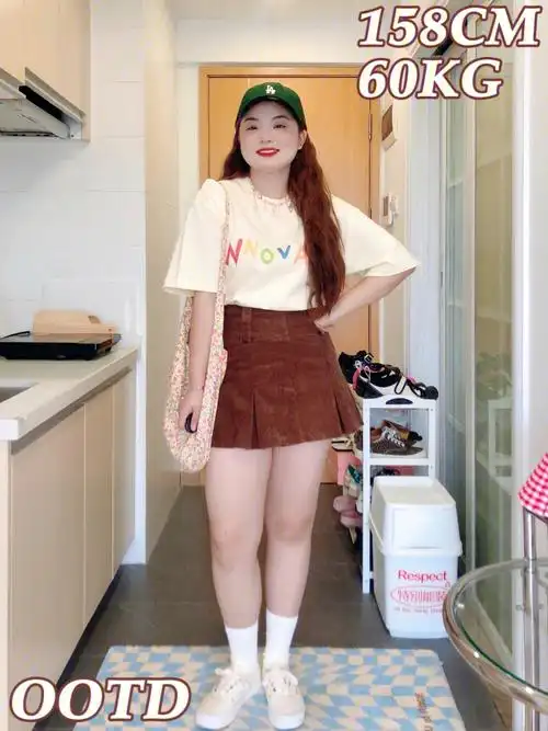 的帆布包整体色系比较奶咖色hh身高像我一样小个子穿高腰半身裙蛮nice