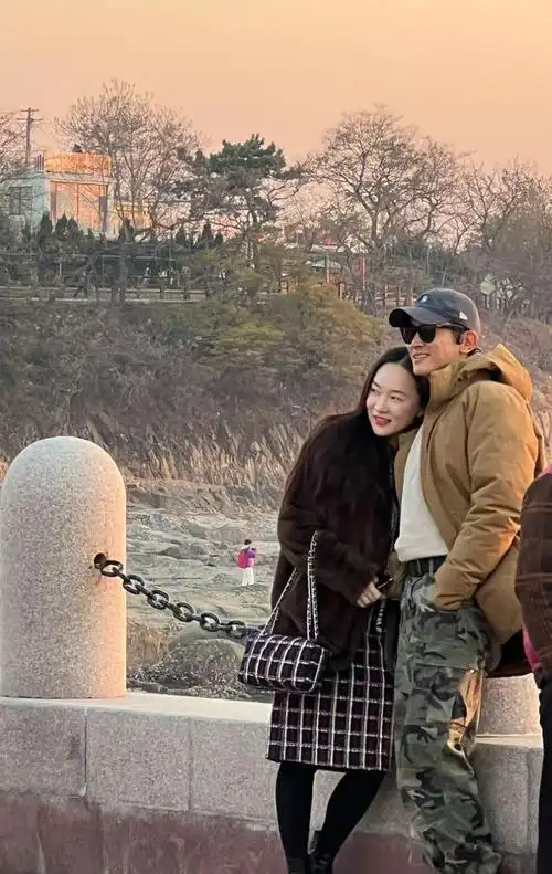 霍思燕青岛游玩依偎杜江肩上真实状态被拍身材臃肿发际线堪忧