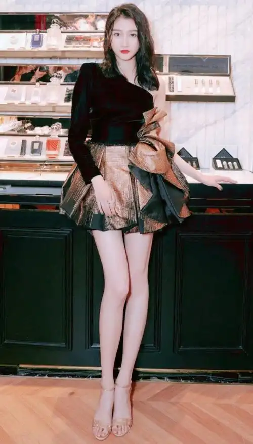 女明星的腿到底有多美杨幂又细又长直到看到关晓彤真是绝了