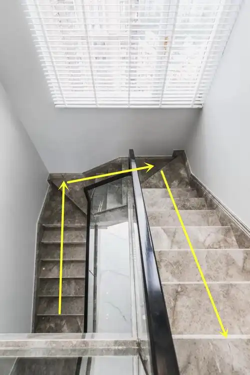 卫生间装楼梯转角,上下楼必经过,业主太难了!开发商:常规操作