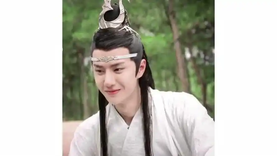 王一博括弧笑动图合集你笑的话我也很开心