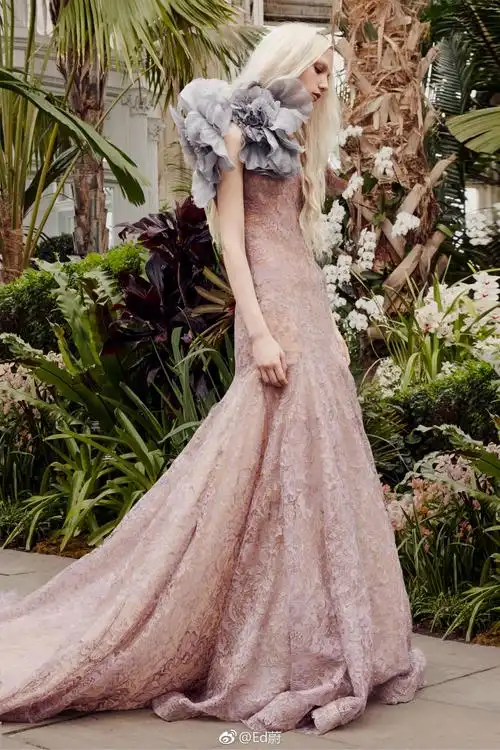 verawangbridalss2020这是婚纱女王王薇薇创立品牌以来的第60个