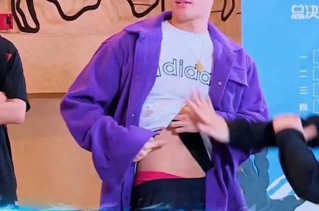 黄子韬我妈喜欢买红色内裤给我王嘉尔我也是30条网友笑喷