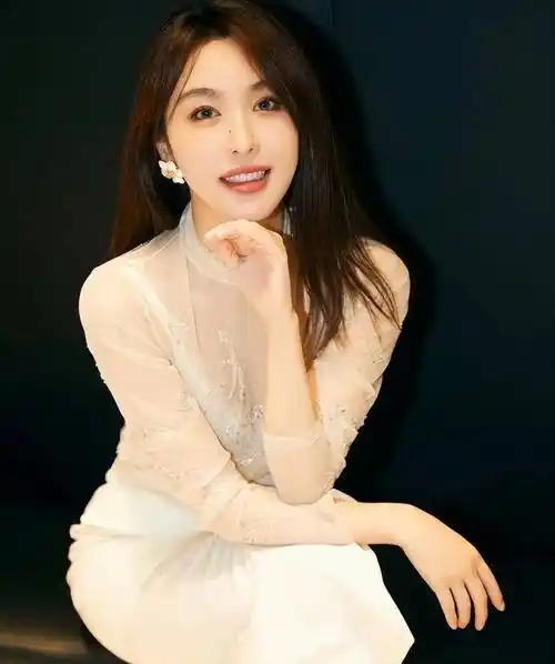 黄晓明前女友李菲儿淡蓝纱裙搭配烈焰红唇,女性韵味太诱人_时尚_舞台