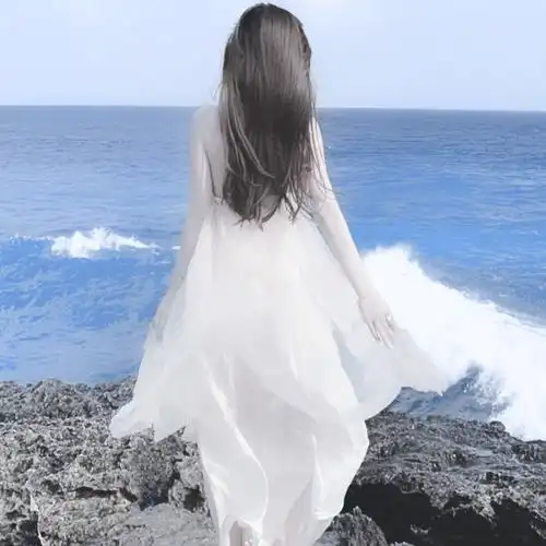 白裙美女看海背影