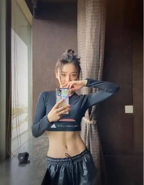 袁姗姗没白锻炼,马甲线穿"炫腹装"秀出来,裹得紧也没