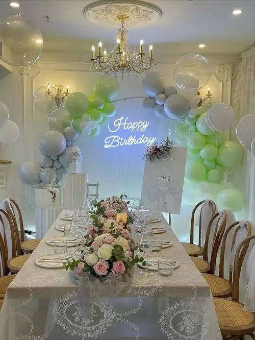 合肥生日餐白绿色系生日派对气球布置