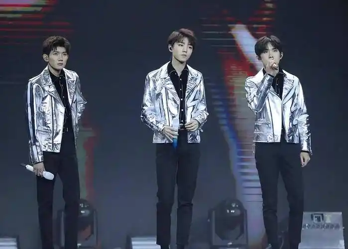 tfboys十周年演唱会倒计时,粉丝热烈抢票,拼手速和运气!