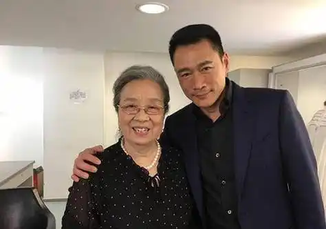 他是容嬷嬷的"儿子",出道15年无人知晓,媳妇却"人尽皆知"_王雨_李明启