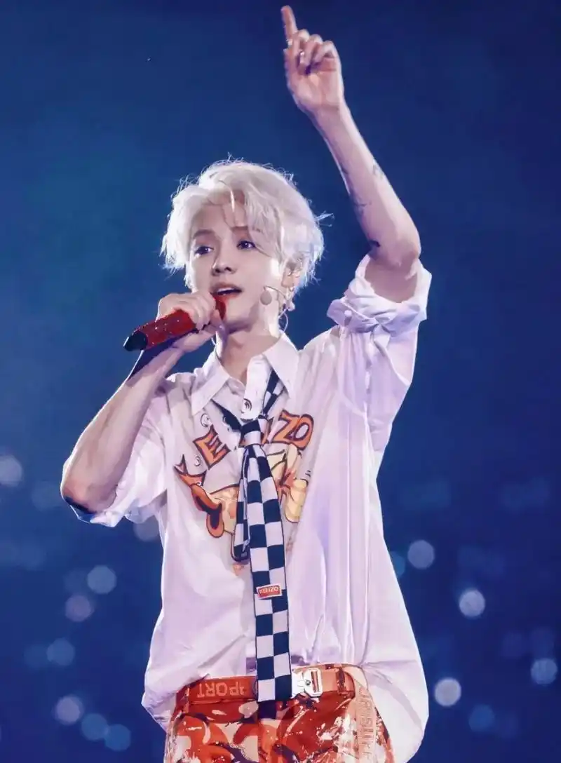 2023年7月8日,鹿晗在广州开唱,精彩绝伦,舞台上的他不仅嗓音动听,舞蹈