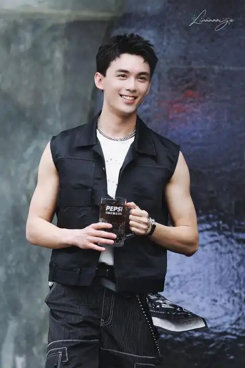 吴磊今日活动路透allblack造型生图状态也太好了吧