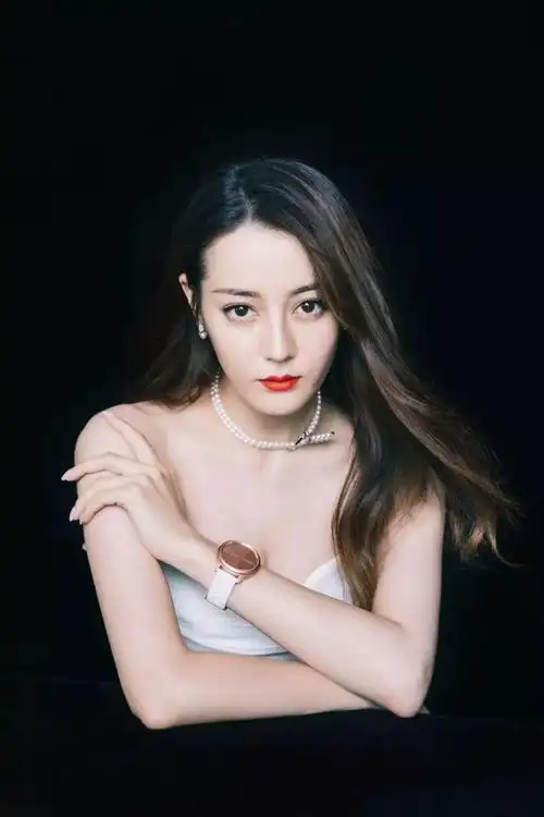 《花少5》迪丽热巴素颜现身沙特,头发乱糟糟,裙子被吐槽像麻袋