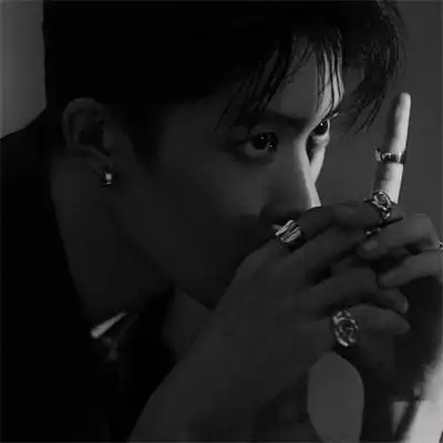 男生头像频道提供更多与氛围感,成熟,稳重,优质相关的头像图片挑选