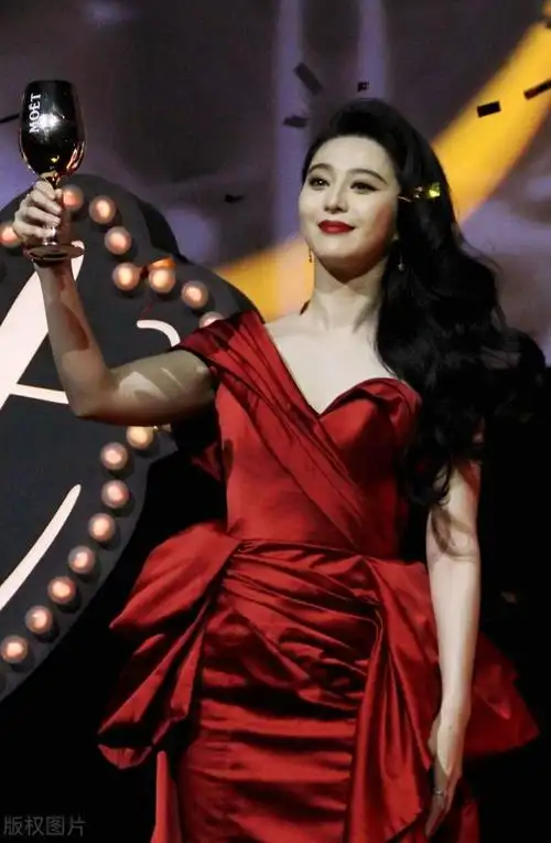 范冰冰才是颜值天花板,穿酒红色长裙配披肩卷发,妩媚又迷人|发型_网易