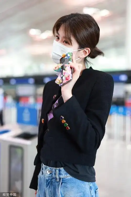 组图:乔欣低调现身北京机场 着小香风外套搭破洞牛仔裤可爱俏皮