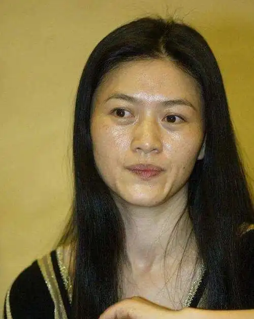 田海蓉罕见素颜亮相,穿条纹衫遮不住小肚腩,皱纹明显气质却高级|能