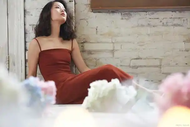 讲台上一个戴着黑框眼镜的中年妇女满脸怒气冲着我大叫,周围的同学