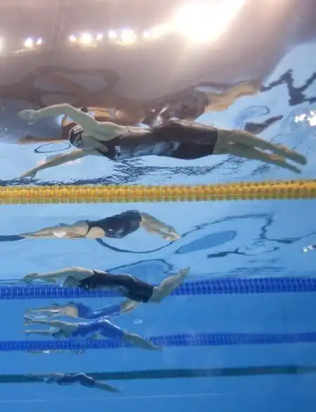 图文女子100米蝶泳刘子歌晋级决赛水下看各飞鱼