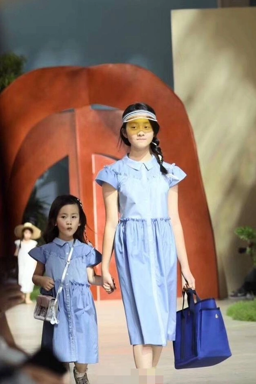 15岁黄多多走成熟路线穿修身短裙和妈妈旅游身高已经超越妈妈