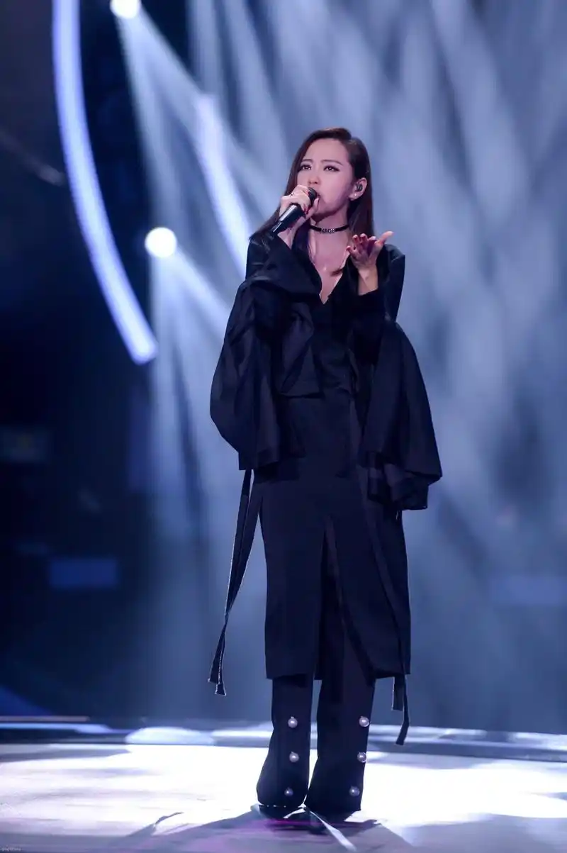 如果说上周你用温柔的歌声温暖人心,那么这周你用舞台上的活力和果断