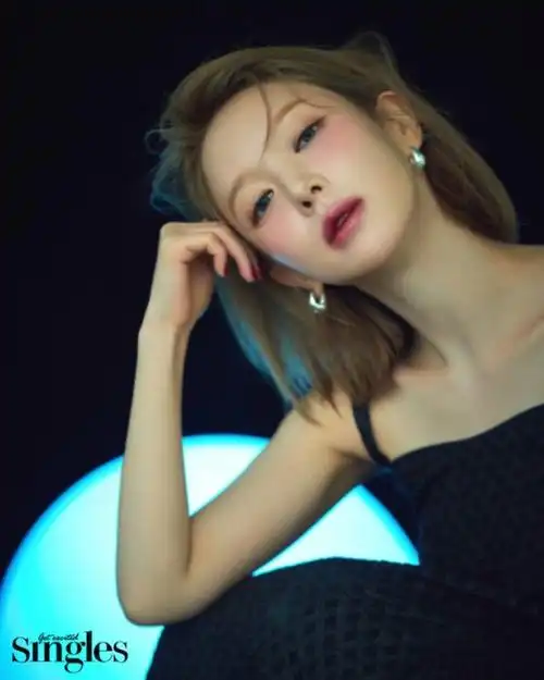 韩国女歌手朴草娥拍杂志写真秀出众美貌