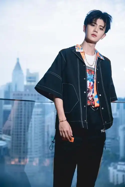 任嘉伦休闲装搭配,帅气又时尚,侧颜超有范,魅力十足!