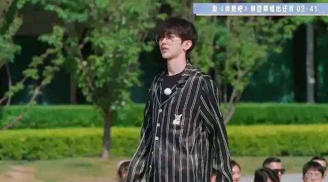 奔跑吧时装周蔡徐坤穿睡衣走秀依然精致杨颖压轴唱歌有惊喜