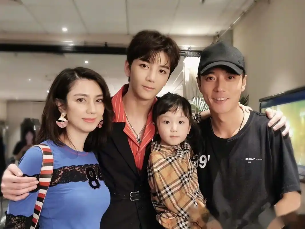 据港媒,近日,媒体拍到洪欣与丈夫张丹峰恩爱逛街,当日下午约4点半