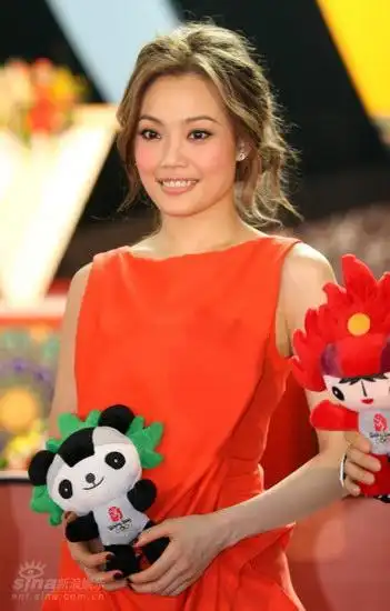 图文:《北京欢迎你》发布会--容祖儿拿福娃