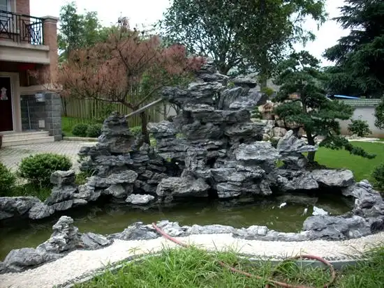 庭院英石假山水池