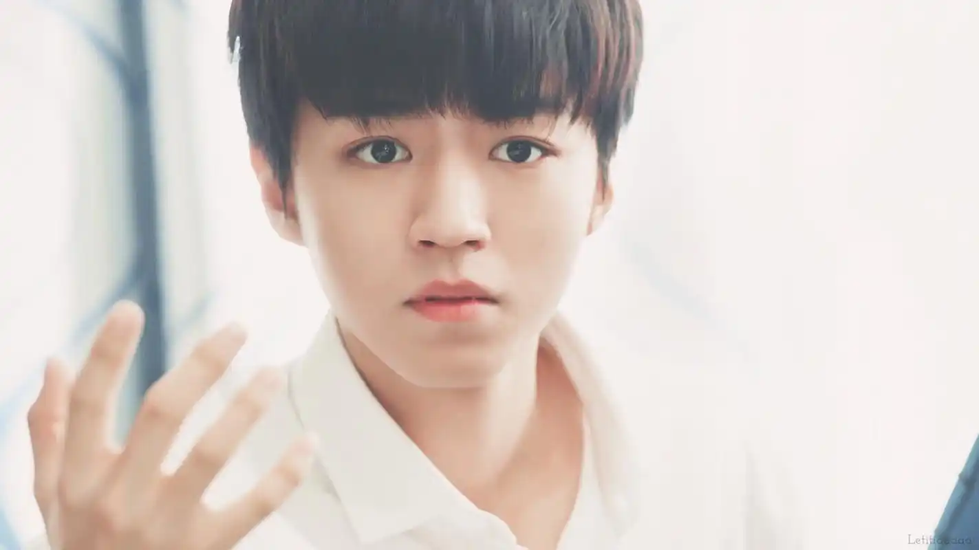 王俊凯这图真的是好看到疯掉,锅盖头太奶了呜呜呜