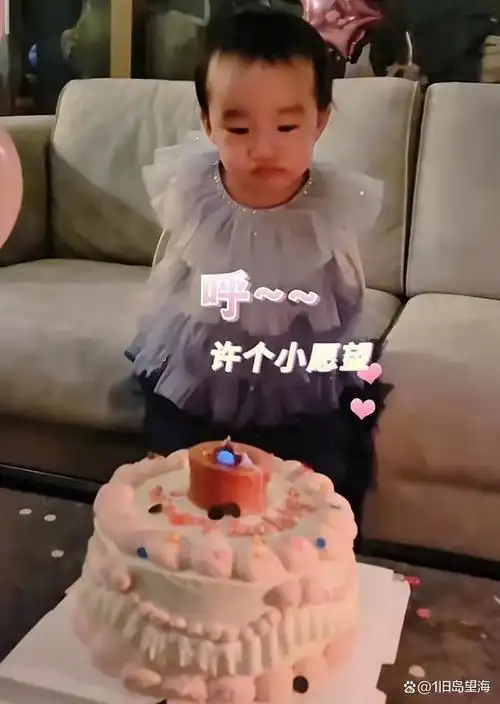 李亚鹏幼女满2岁夏夏大口吃蛋糕萌态百出越长越像爸爸超可爱