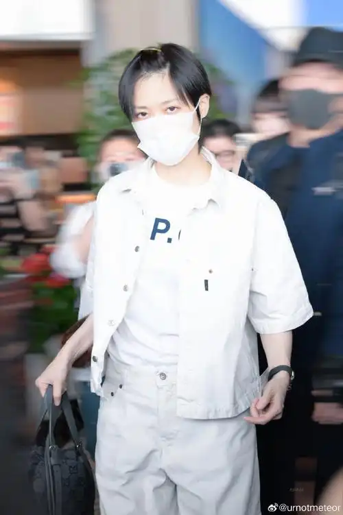 李宇春忍住了喷嚏##李宇春今天发了四条微博