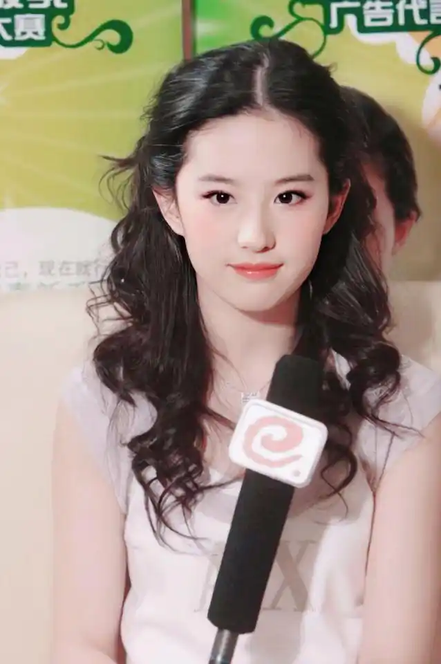 2007年刘亦菲出席活动,87年出生的她刚好20岁,年轻美丽,洋溢着青春的