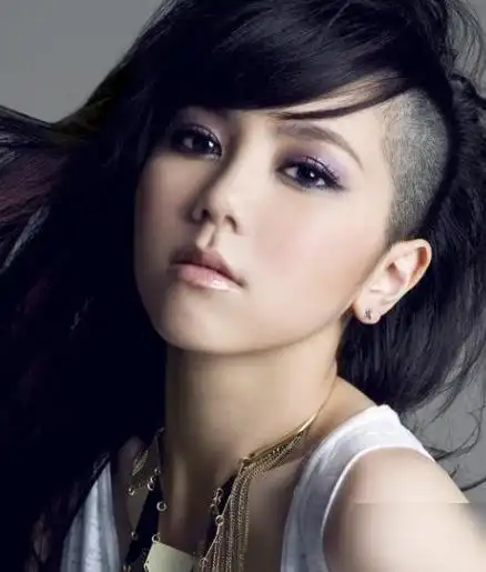 邓紫棋"本人"长相如何,看到她年轻时照片,是个男人都会喜欢