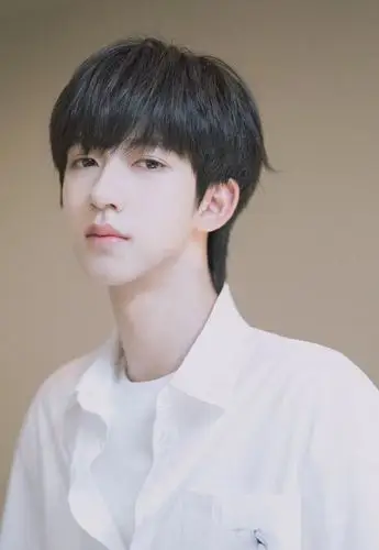 能量偶像人物志身着白衣心有锦缎贺峻霖