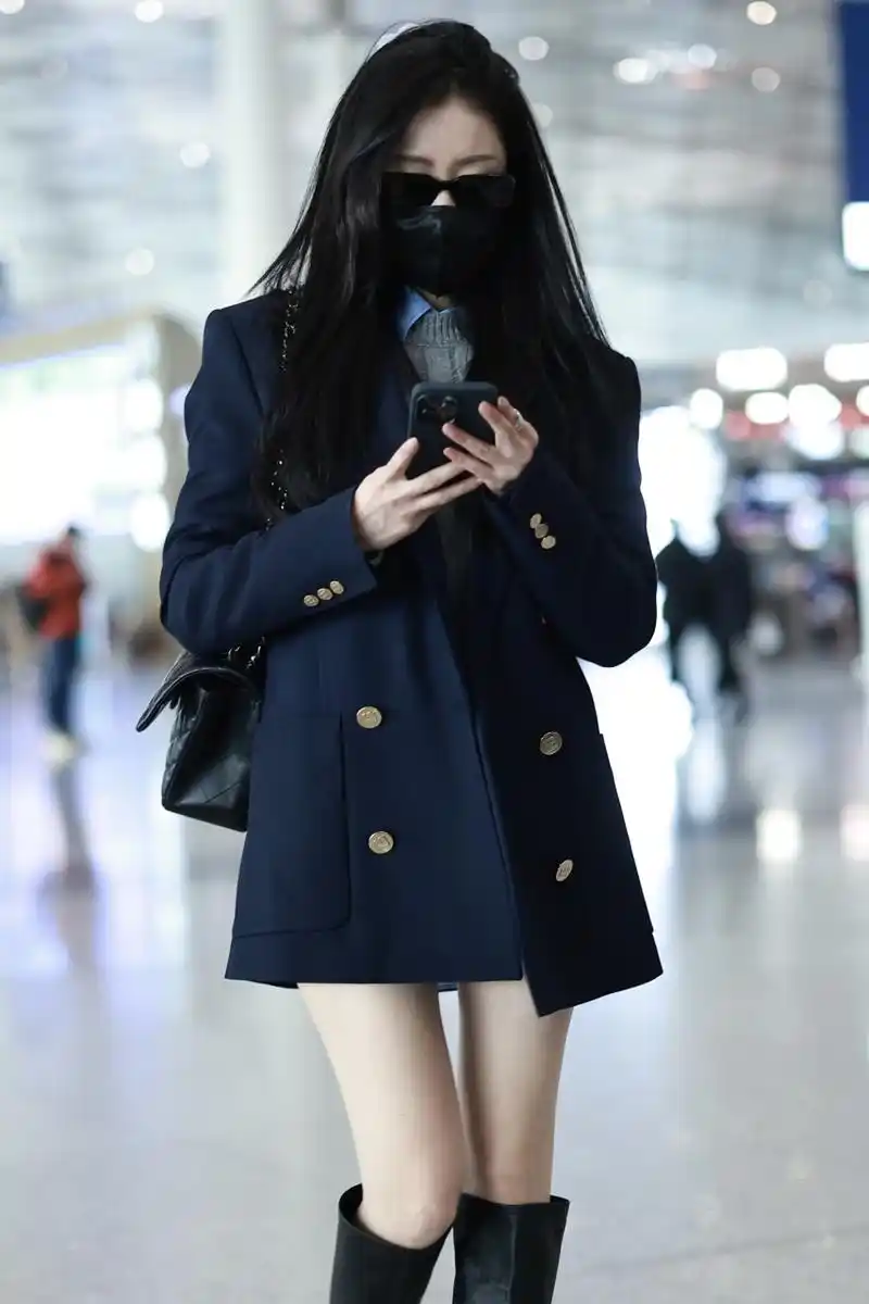 张天爱黑色西装搭配高筒靴造型现身北京首都机场,纤细的长腿依旧让人