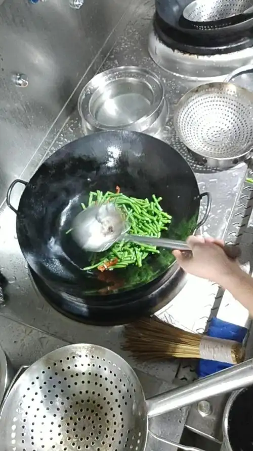 监控拍下后厨惊人的一幕,原来酒店是这样炒菜的.