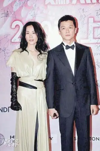 王菲与老公肉麻调情 李亚鹏曝李嫣近照潮范十足