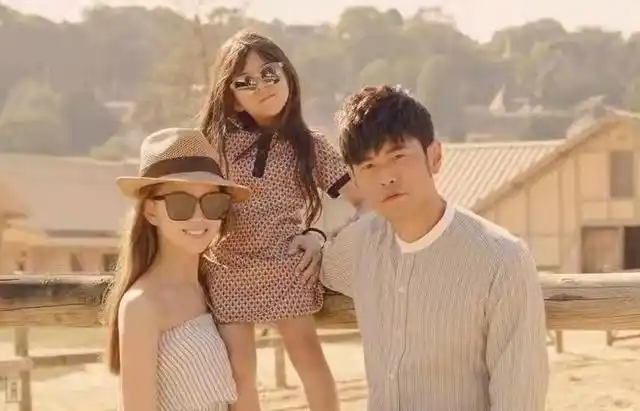 原创周杰伦晒全家福瘦了不少颜值回春儿子像爸女儿长腿瞩目似昆凌