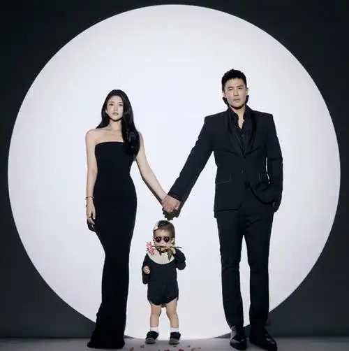 常常身陷于自己的盛世美颜当中无法自拔,三天两口分享一波自己的美照