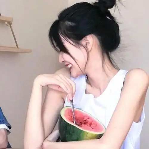 笑的很开心很甜的女生头像  绝绝子