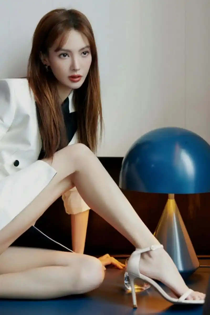 五官精致立体,肤白貌美大长腿的#金晨# 纤瘦高挑的身材,性感妖娆的小